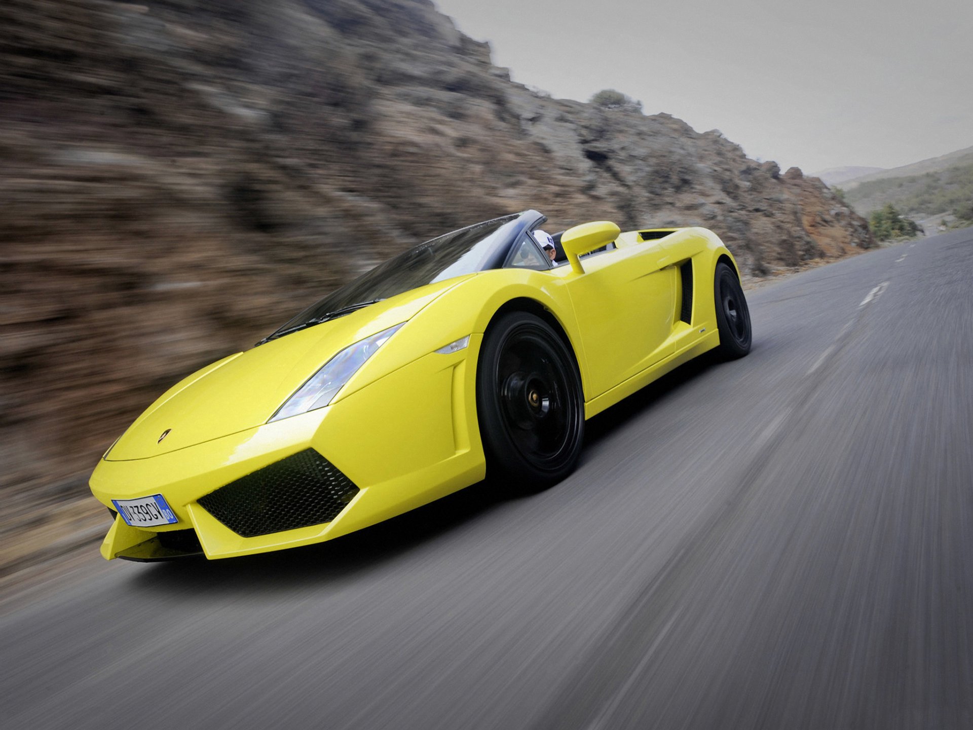 lamborghini gallardo lp560-4 spyder lamborghini gallardo spider convertible a side view motion road