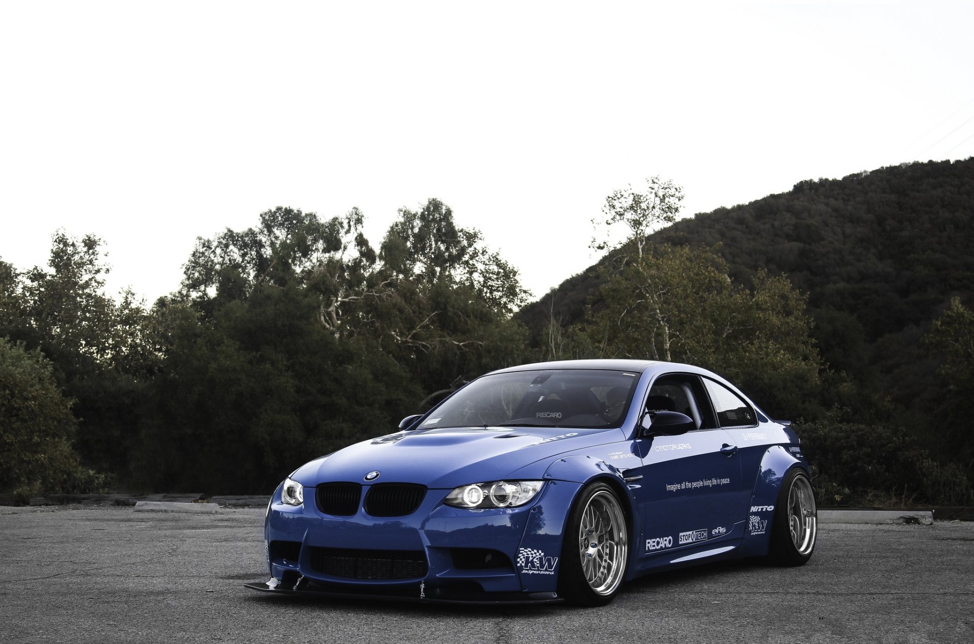 bmw m3 e92 niebieski bmw widok z przodu niebo drzewa