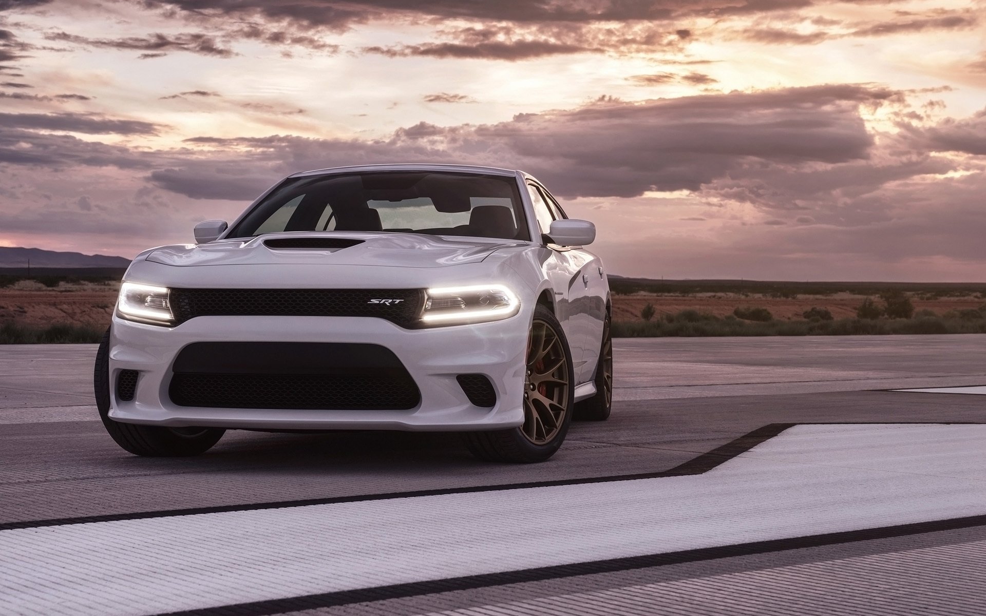 esquiver chargeur srt hellcat dodge charger avant ciel arrière-plan