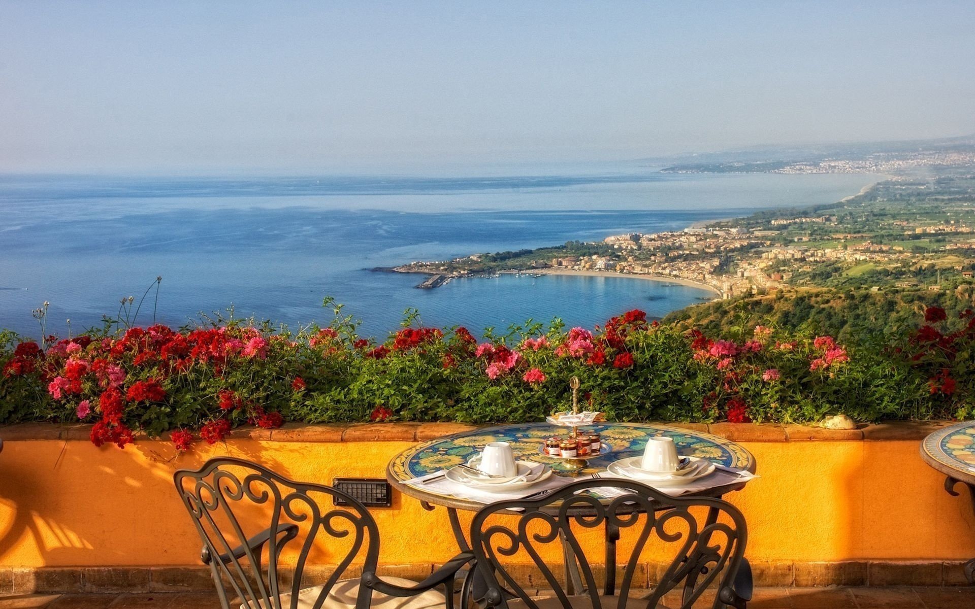 fiori italia pittura balcone verde vista paesaggio tazze tavolo sedie tea party mattina colazione mare baia costa costa cielo orizzonte relax acqua superficie liscia