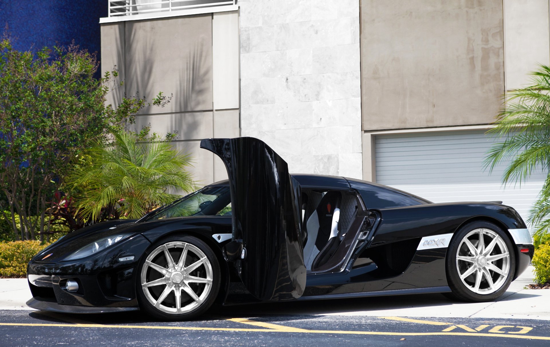 koenigsegg ccxr black supercar building palm