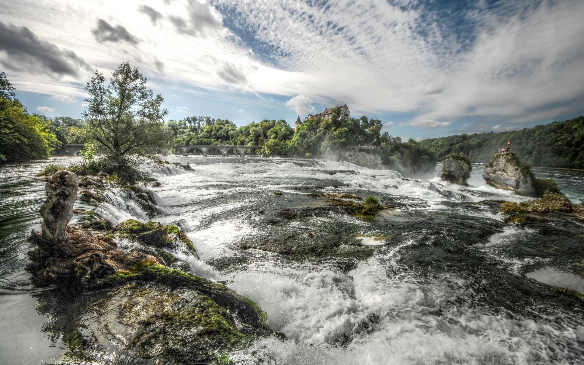 cascada cielo piedras nubes