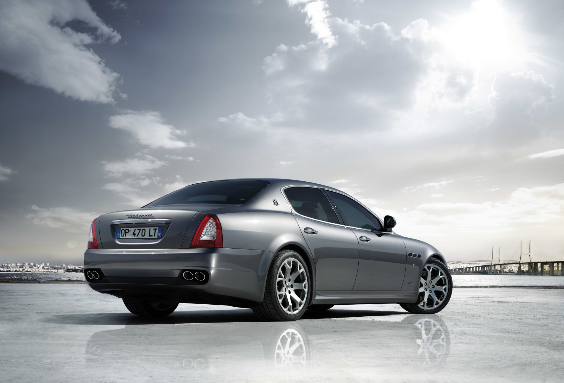 maserati quattroporte argento cielo sole auto riflessione