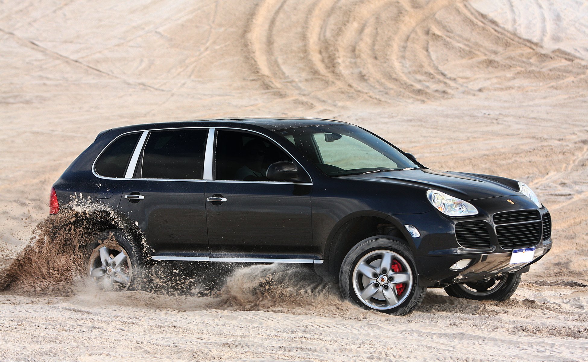 porsche cayenne turbo nero sabbia velocità deserto