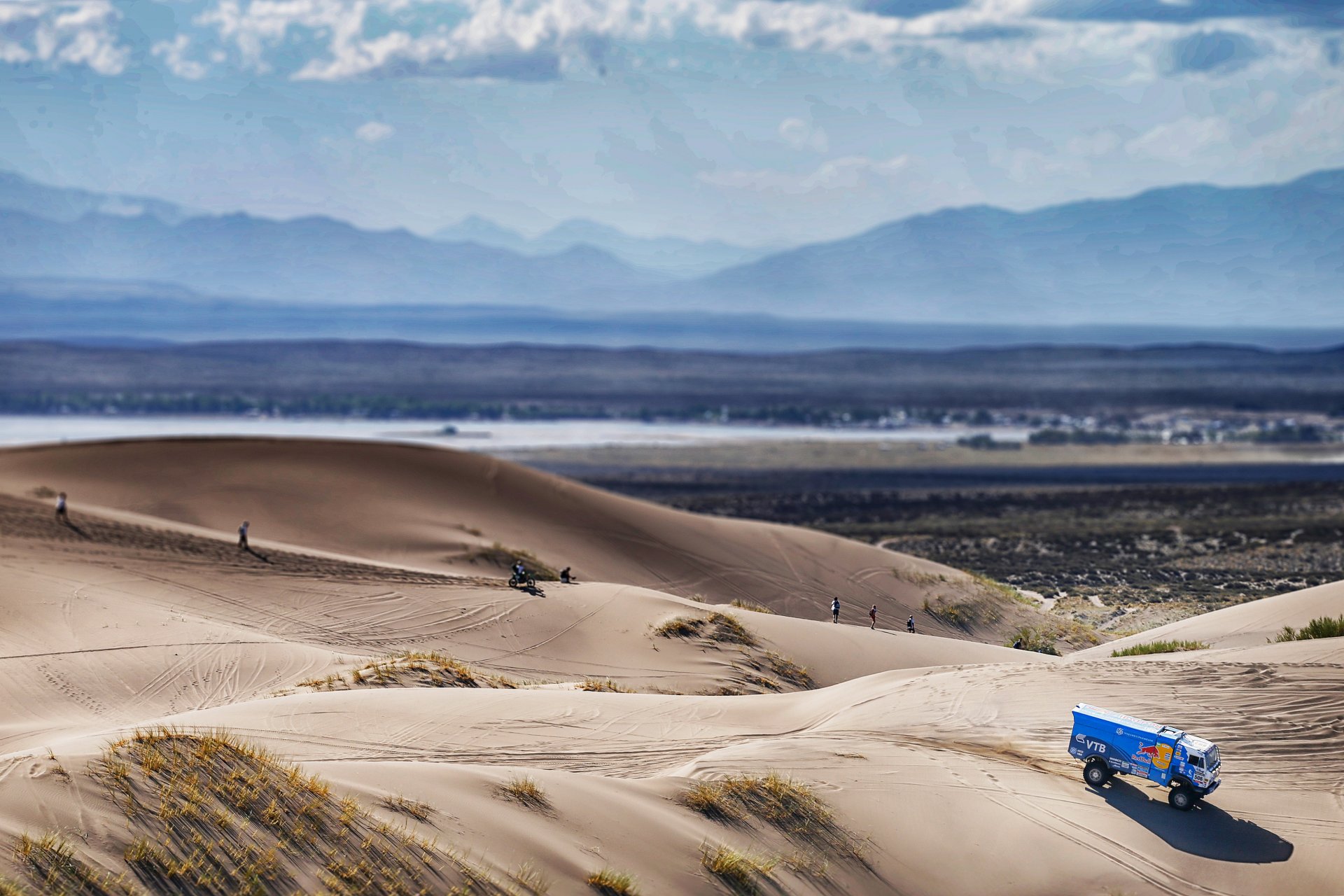 kamaz camion dakar blu toro rosso rally vista dall alto montagne sabbia dune