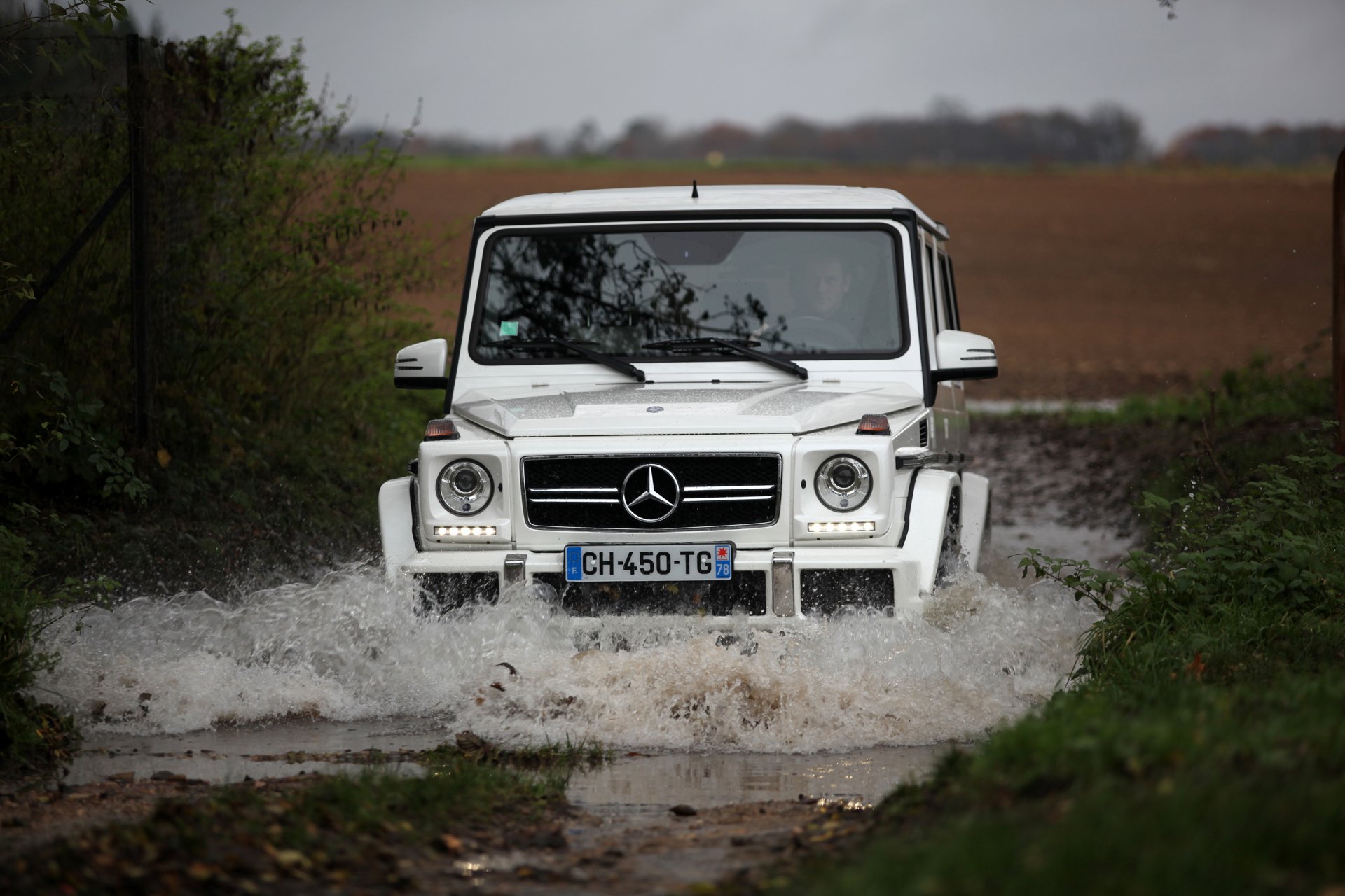 mercedes g63 amg biały woda off-road spray mercedes spray off-road