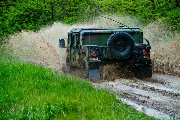 Les réservoirs de boue n ont pas peur. véhicule tout terrain Hummer