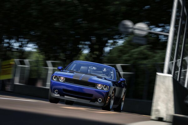 Das blaue Auto nimmt am Rennen teil. Dodge fliegt mit rasender Geschwindigkeit