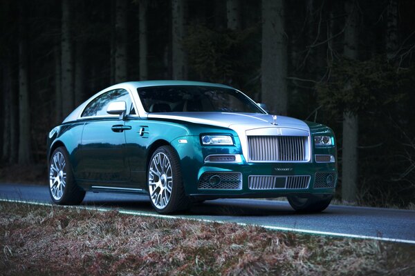 Azul Rolls-Royce fantasma con excelente afinación