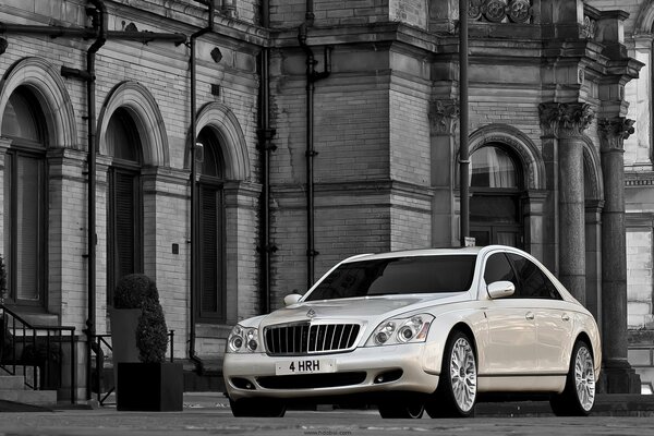 Coche en medio de hermosos arcos de la ciudad