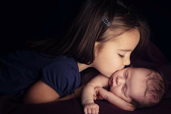 Amor para el bebé niña ama hermano sesión de fotos