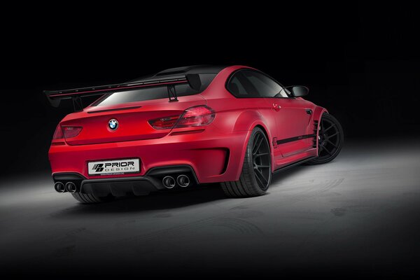 Czerwony supersamochód bmw M6 Tuning