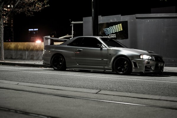 Nissan Skyline GT-R W karoserii na drodze