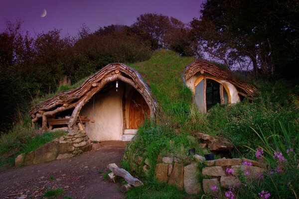 Casa de piedra en el bosque al atardecer