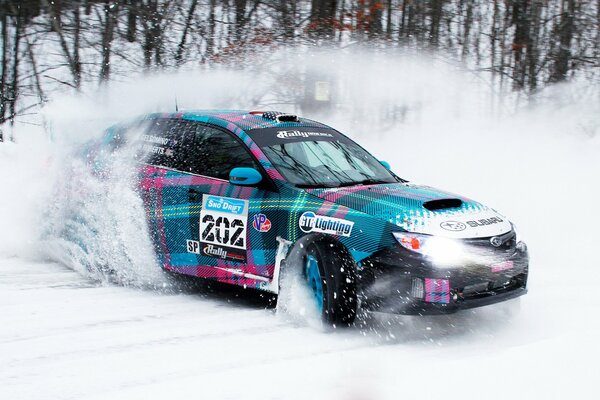 Drift Subaru Impreza sur la route d hiver