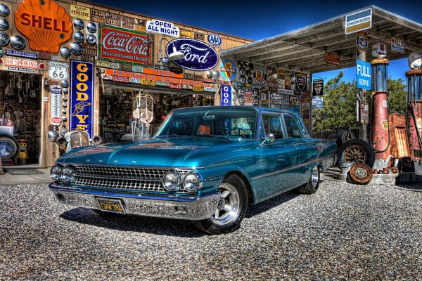 1961 Ford, une voiture classique à la station-service