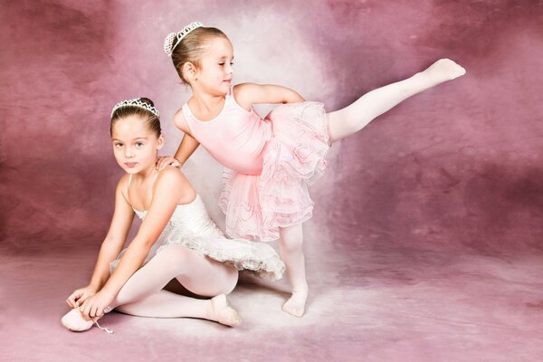 Ballerinas in Packungen. Zwei Mädchen auf einem violetten Hintergrund