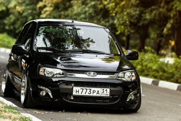 Ein schwarzes Lada Kalina-Auto steht auf der Straße