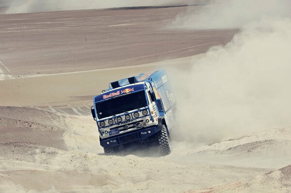 Un camion KAMAZ adapté à la course dans les sables de Dakar