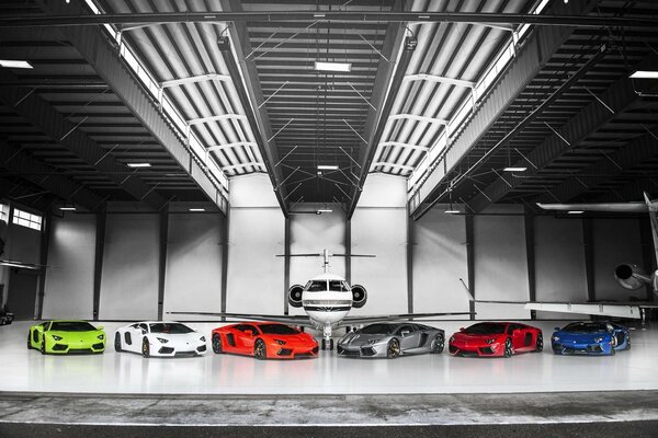 Supercars colorés sur fond d avion