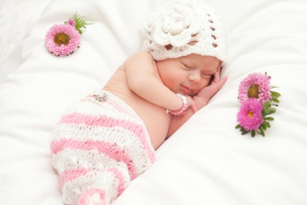 Foto de lindo bebé recién nacido con flores