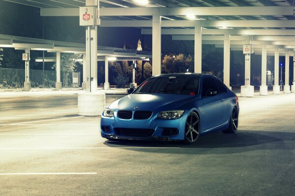 Bleu BMW dans le parking