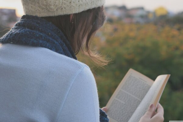 Fille lisant un livre dans la nature