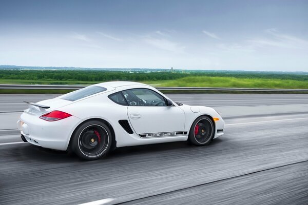 Voiture de sport blanc en mouvement