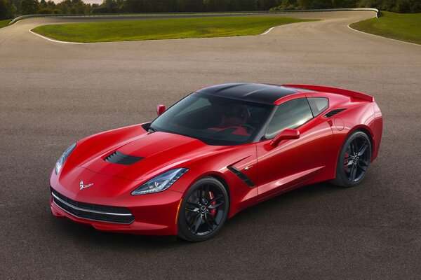 Roter Sportwagen Corvette c7 auf Asphalt