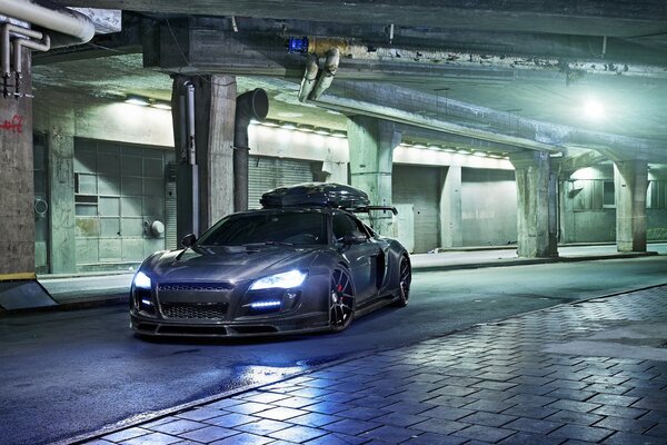 Audi blu nel parcheggio notturno