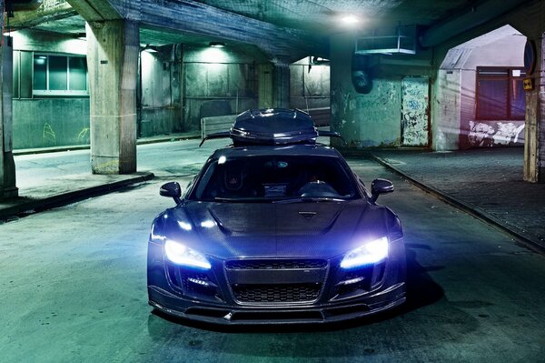 Les belles lumières de la voiture tuning Audi R8