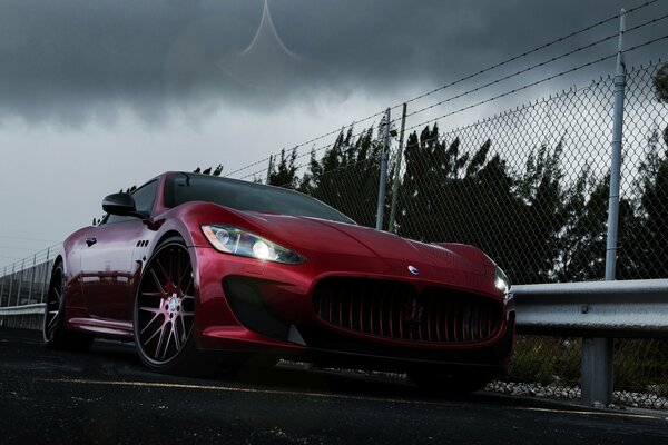 Coche tuneado Maserati granturismo en medio del clima nublado