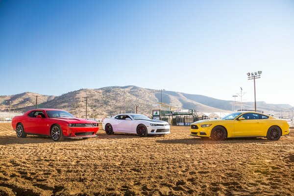 Muscle carfono deserto sabbia Chevrolet Camaro Ford Mustang Dodge Challenger