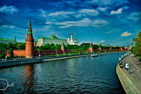 Kremlin de Moscou sur les rives de la rivière Moscou