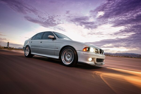 BMW E39 Srebrna piątka reflektory