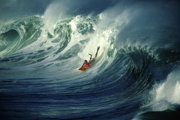 Surfer catches waves in the ocean