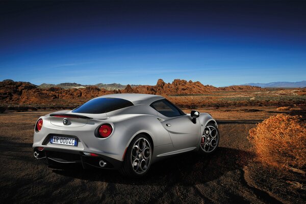 Coche Alfa Romeo 4c, en el desierto caliente bajo el sol abrasador