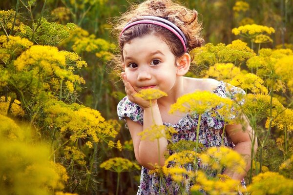 Eine tolle Stimmung. Mädchen in Blumen