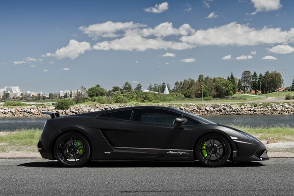 Lamborghini gallardo lp570-4 stoi na tle jeziora