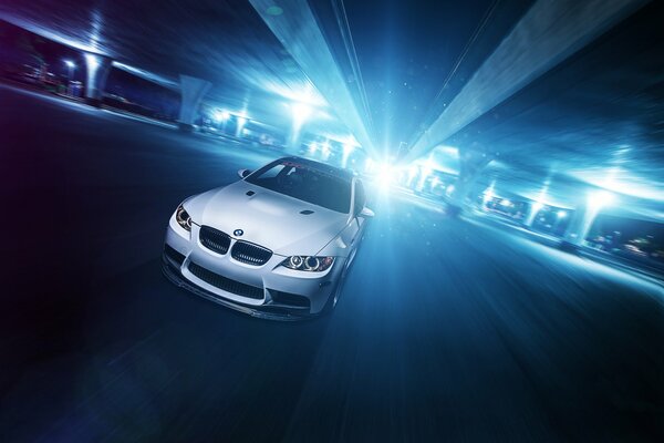 Blanco bmw M3 frente a los reflejos de luz