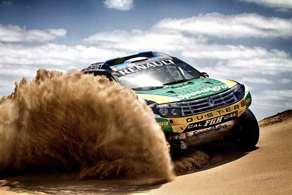 Sur une piste déserte souffle le sable roues SUV Renault Duster