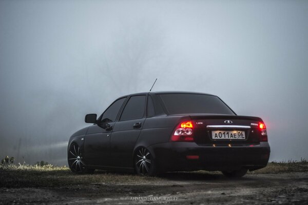 Lada Priora negra de baja altura