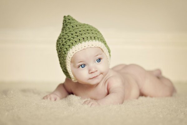 Cappello verde del bambino. Edificante