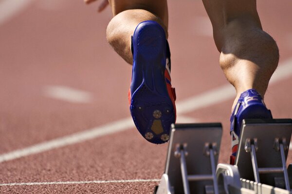 Belles baskets sur les jambes fortes du coureur