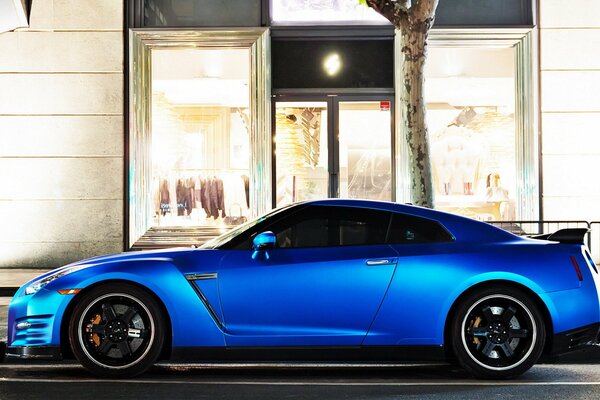 Moto bleu Nissan garé dans la ville