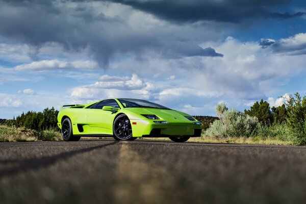 Fotoarbeiten eines hellgrünen Lamborghini in der Natur