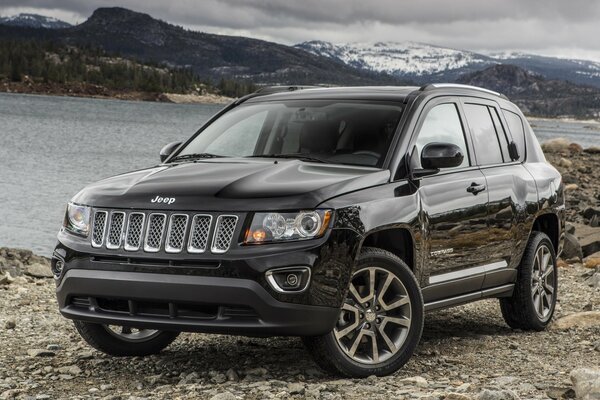 Jeep-Auto am Ufer Vorderansicht