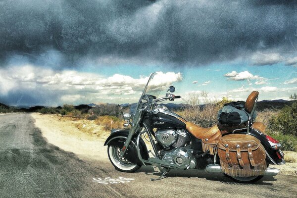 Nuages et nuages en même temps. Moto sur la route