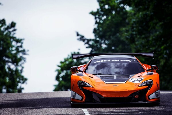 Vorderansicht des McLaren 650s auf einer Asphaltstraße