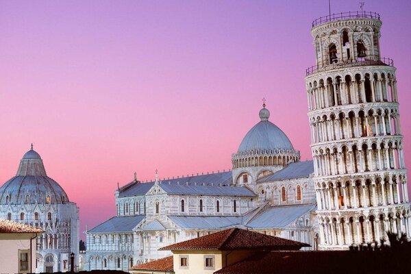 Torre di Babele contro il cielo rosa-viola